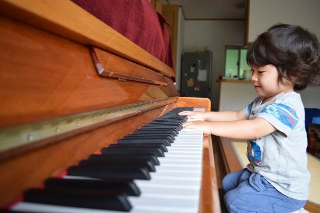 ピアノを演奏する子供